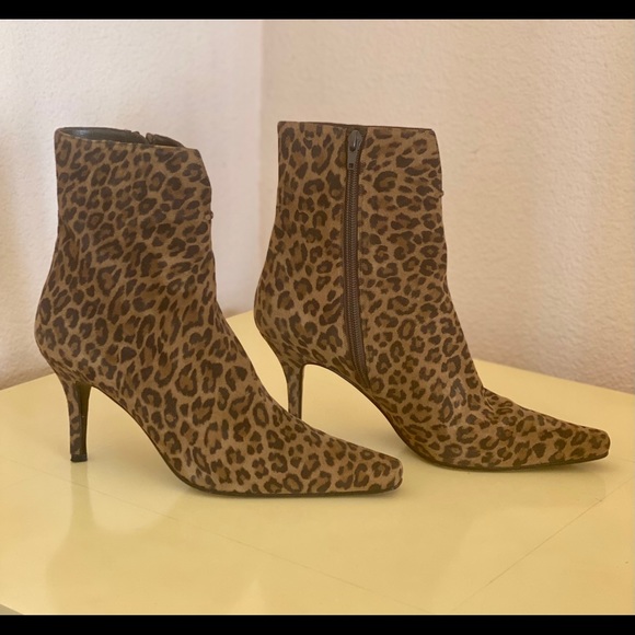 🌟SOLD🌟Stuart Weitzman Booties in Cashew Leopard Suede - Picture 4 of 8